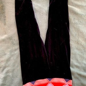 Black capris leggings with pink-detailed waist